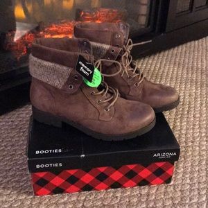 Sand colored Arizona Boots size 7